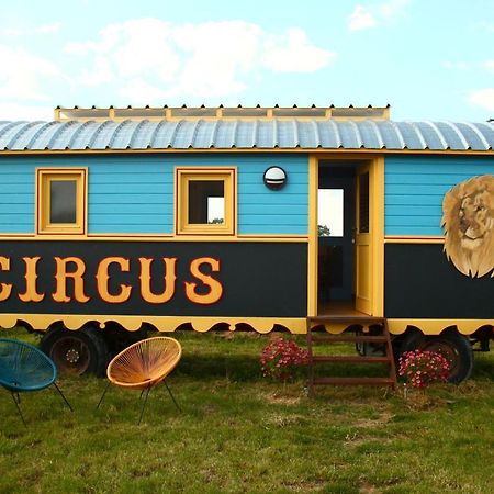 Готель La Roulotte Circus Des Grillots Beaulon Екстер'єр фото