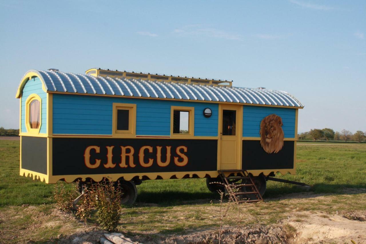 Готель La Roulotte Circus Des Grillots Beaulon Екстер'єр фото